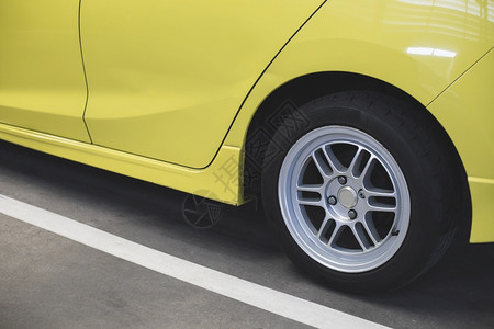 暂停车库悬挂汽黄色带轮胎检查测量数充气橡胶轮胎汽车压力测量汽车的轮压力表汽图像机器图片