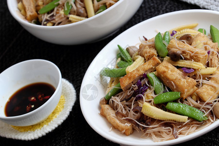 细绳越南语面粉蔬菜蘑菇豆腐等饭菜可以在家里快速做早餐的菜吃着面条豆腐等混合图片