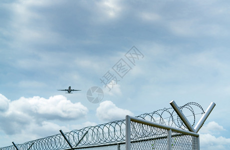 天空飞机在蓝白云上飞行金属围栏航空业务商用飞机航空运输安全和保围栏航空业务乘飞机旅行保护航空公司图片