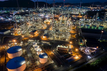 沙特夜间工业厂概念和运输时与炼油厂工的业石油炼厂进行空中查看储油罐和机观察仓库环境图片