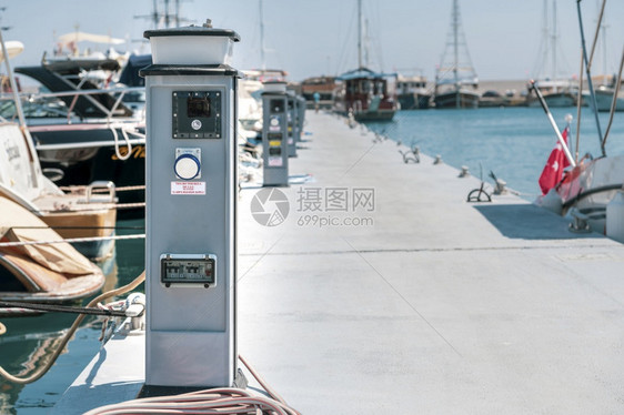 码头上的供应充电站图片