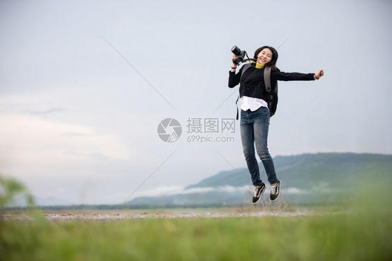 野营山女带着朋友背包一起徒步旅行看在路边拍照摄影机寻找快乐的喜悦享受节日概念旅行时间较慢等活动方式在旅途中漫步与朋友背包远足图片