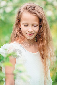 园艺时尚春日盛开的苹果树园中美丽小女孩的画像美丽春日盛开苹果园中可爱小女孩开花图片