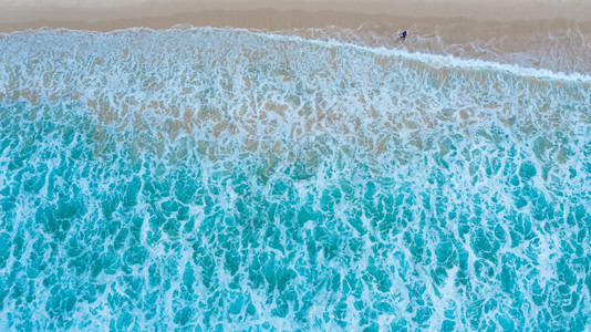 沙滩海浪白泡沫图片