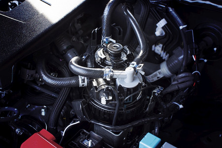 汽车安装发动机护板柴油燃料过滤系统装在汽车柴油发动机汽车部件概念