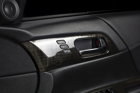 运输具有两个存储系统的驱动座位内存按钮用于快速倾斜调整和铬门在豪华车内操纵皮革放图片
