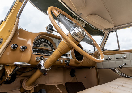交通奢华包括方向盘在内的汽车部低角度拍摄包括方向盘在内的汽车部低角度拍摄现代的图片