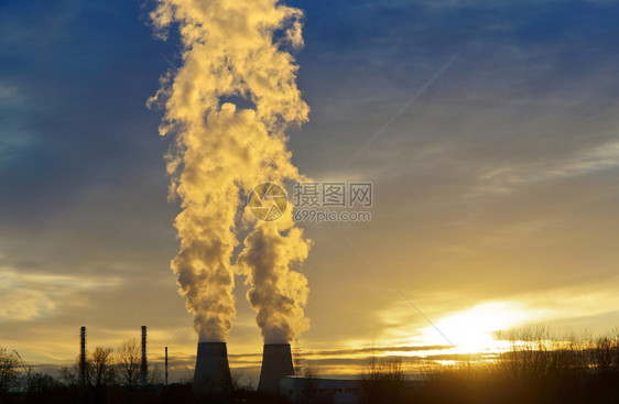 现代的环境电力热站能源厂煤电气蒸汽工厂业烟热发电站浓滚日落时囱冒出的变暖图片