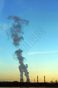 活力电热站能源厂煤电气蒸汽工厂业烟热发电站浓滚日落时囱冒出的生产气体图片