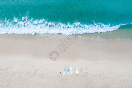 天线幸福泰国暑假空中最高风景海滩和游客旅行地点的海滨和旅游者椅子图片