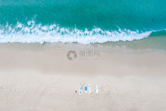 天线幸福泰国暑假空中最高风景海滩和游客旅行地点的海滨和旅游者椅子图片