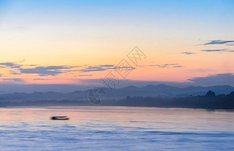 水金的海岸摘要船只和自然海景观模糊不清日落时有山背景图片