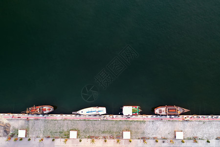帆船游艇无人驾驶或小船游艇和只的空中观航停泊在码头车场卡片支撑图片