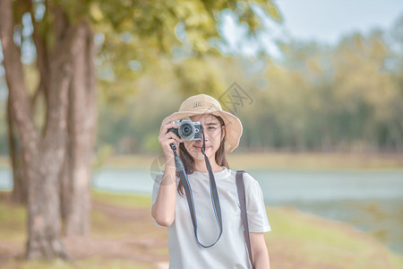 户外季节亚洲妇女摄影机旅行和拍照自然挂出图片
