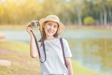 亚洲妇女摄影机旅行和拍照自然闲暇观光女图片