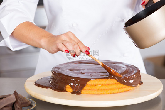 制造厨房的糕点师装饰巧克力蛋糕平底锅配料图片