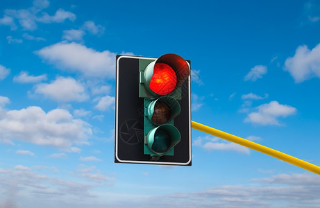 街道车辆天对的交通灯亮红路口图片