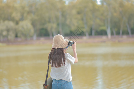 亚洲妇女摄影机旅行和拍照自然休闲的女肖像图片