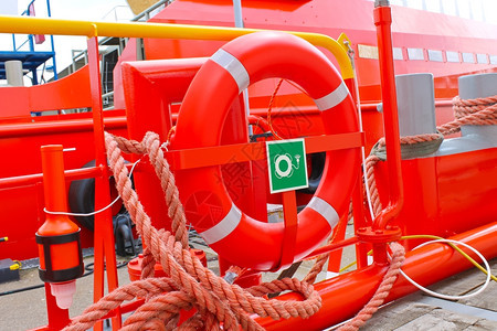 浮标船坞正在修理的上救生艇红色象征图片
