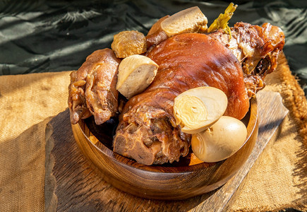 传统菜炖猪腿煮熟甜味肉汁酱和豆腐煮鸡蛋突出重点晚餐健康煮熟的图片