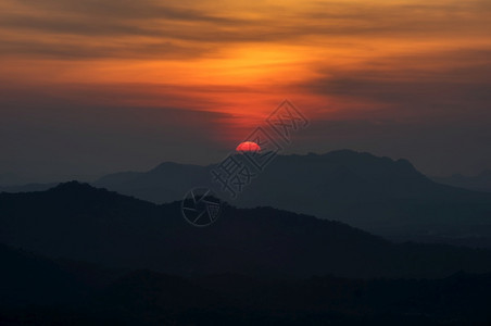 白色的日落风景太阳在泰兰日落风景的MaeMohLampang山上耀斑抽象的图片