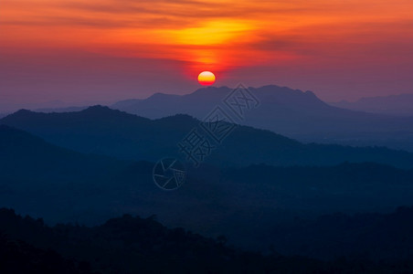 复制明亮的美丽日落风景太阳在泰兰日落风景的MaeMohLampang山上图片