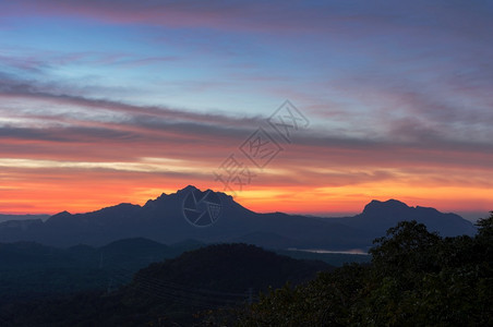 天树泰国日落风景太阳在泰兰日落风景的MaeMohLampang山上图片