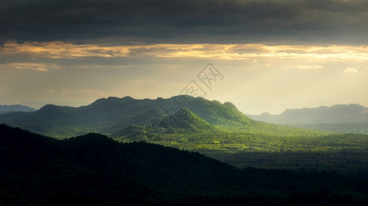 森林景区日落风太阳在泰兰日落风景的MaeMohLampang山上耀斑图片