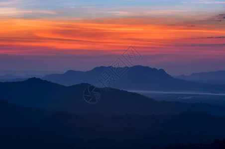 日落风景太阳在泰兰日落风景的MaeMohLampang山上南邦颜色明亮的图片