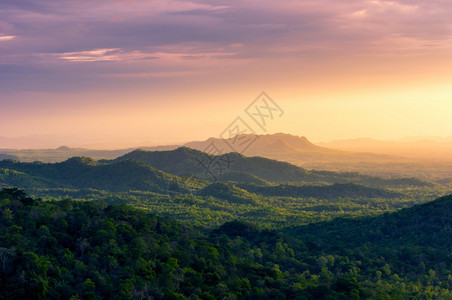天空美丽日落风景太阳在泰兰日落风景的MaeMohLampang山上景区图片