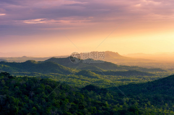 天空美丽日落风景太阳在泰兰日落风景的MaeMohLampang山上景区图片