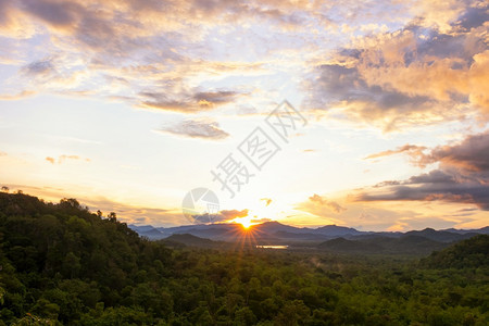 日落风景太阳在泰兰日落风景的MaeMohLampang山上明亮的薄雾新鲜图片