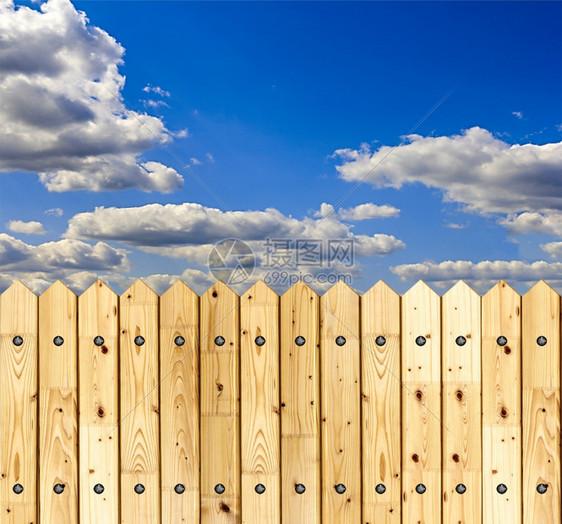市郊蓝色的细节与天空对面用木板建造的栅栏详细情况图片