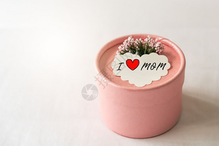 庆典礼物盒和鲜我爱妈的文字纸贴标签IloveMOMText束的图片