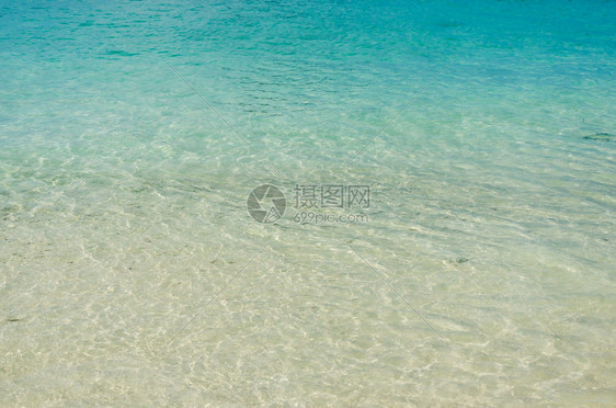 海岸景松弛风和蓝色海浪的潮流图片