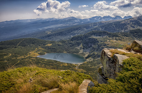 从山峰到湖的美丽风景优保加利亚丘陵图片