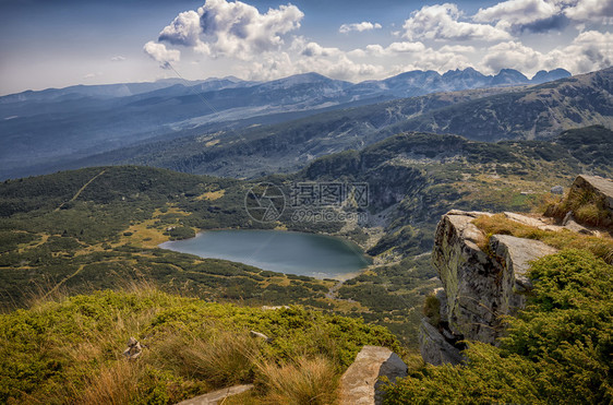 从山峰到湖的美丽风景优保加利亚丘陵图片