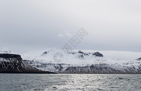 山人冰原地和湖周围的Sneefellsnes陨石坑斯奈山背景图片