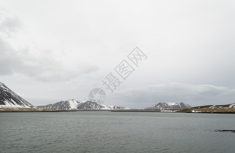岩浆冰原山地和湖周围的Sneefellsnes户外旅行图片