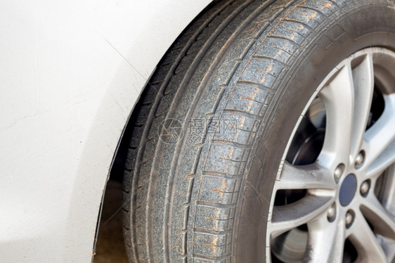 紧贴有橡胶覆盖轮胎的肮脏车安全汽正面图片