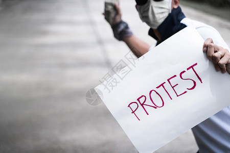 选举抗议示威的男子在暴民中革命警察图片