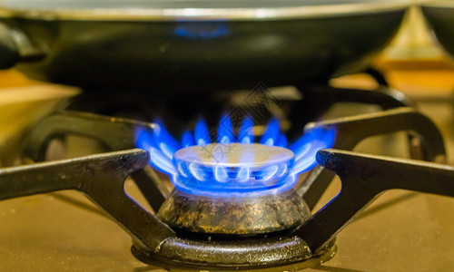 热的关闭一个照明煤气炊具燃烧蓝火旧厨房设备优质的准图片