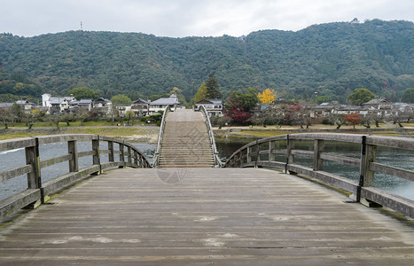 屋脚步日落多云的本伊瓦库尼西木河上的金泰大桥旅行图片