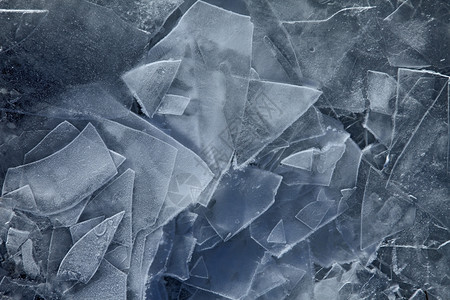 抽象的冷冻水上碎裂蓝冰光滑水池图片