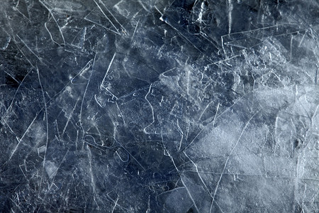 湿的水色冷冻上碎裂蓝冰光滑图片