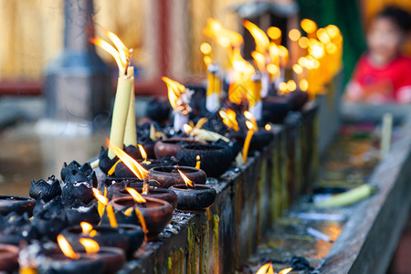 假期佛教仪式燃烧蜡烛亚洲人祈祷图片