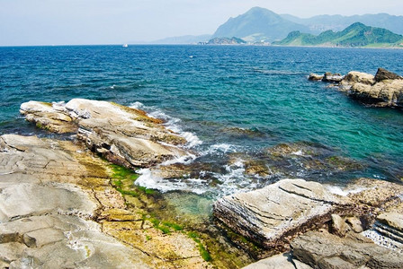 天空闲暇旅行大洋中的落海岸和大浪洋岛图片