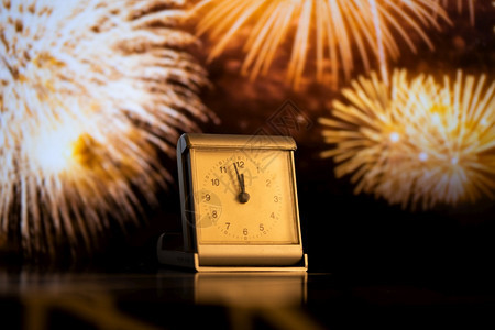 午夜时分和烟花新年夜庆典框架手表焰火图片