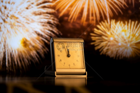 午夜时分和烟花新年夜庆典框架手表焰火图片