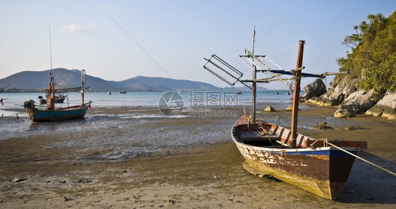 海湾AoNoi的老渔民船只海滩墙纸图片